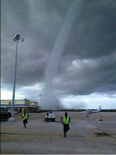 bahamas-airport-tornado